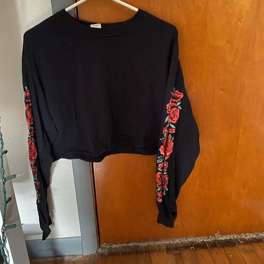 Cropped Long Sleeve with Roses - Picture 3 of 4